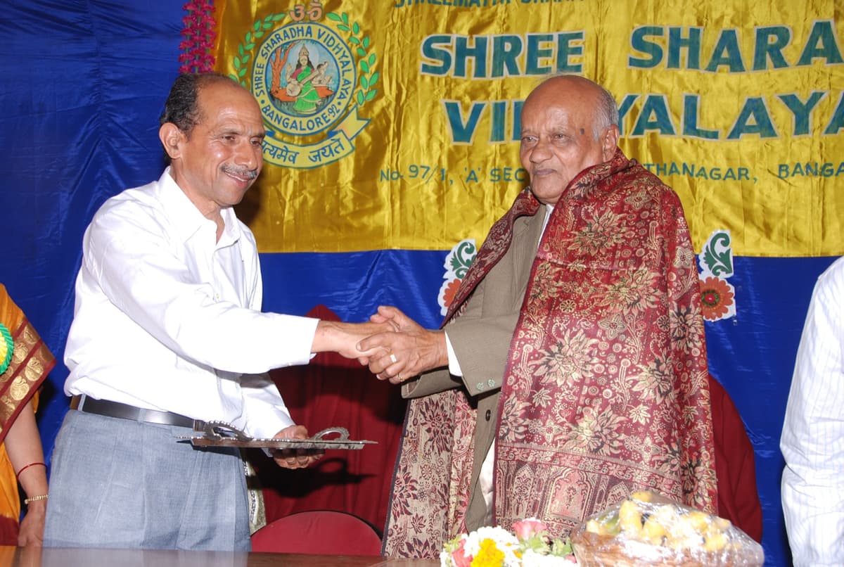 Shawl felicitation of a distinguished guest, February 2010